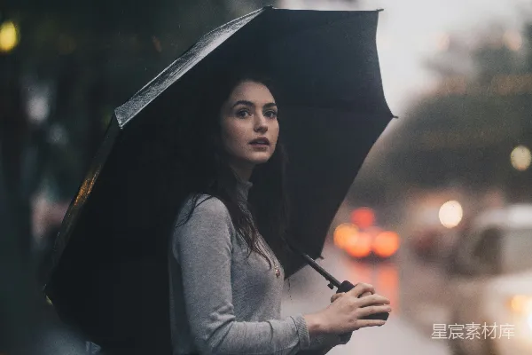 高清摄影 街上的妇女拿着雨伞