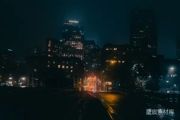 高清摄影 夜晚的城市里有一列火车在铁轨上行驶