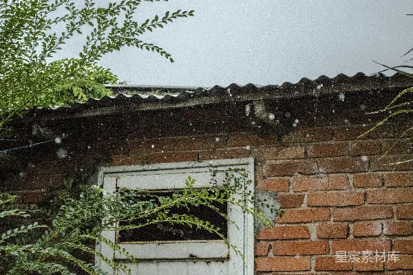 高清摄影 砖瓦房上的雨淋