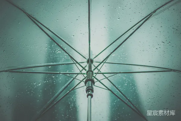 高清摄影 灰色伞上沾着雨滴