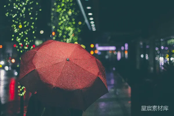 高清摄影 手撑红伞的人在夜间街道上行走