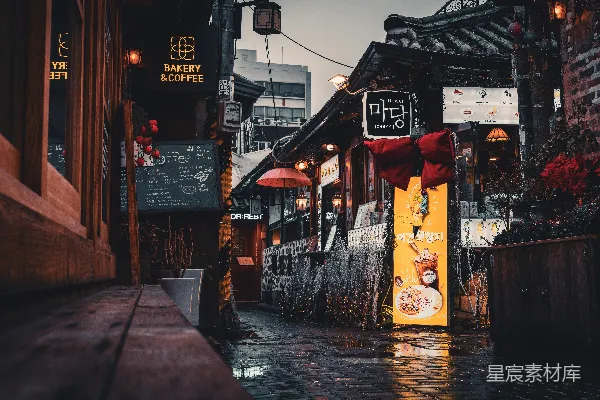 高清摄影 雨天湿漉漉的街道上挂着各种指示牌和伞。