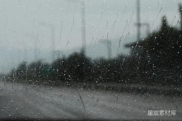 高清摄影 透过蒙雨的窗户看的一条街道