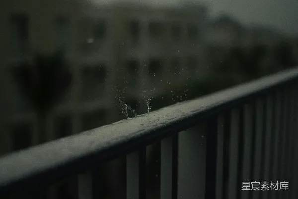 高清摄影 黑色木栅栏上的水滴时间轴照片