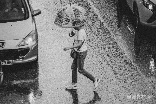 高清摄影 一个黑白照片中的人在雨中撑伞行走