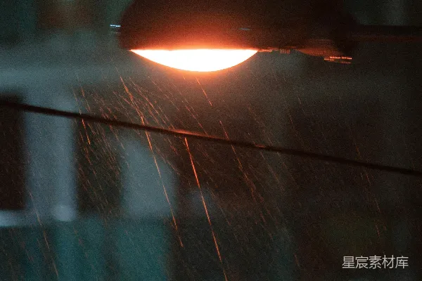 高清摄影 雨中亮起的路灯