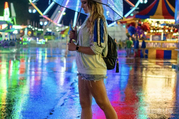 高清摄影 女士在人行道上拿着雨伞行走