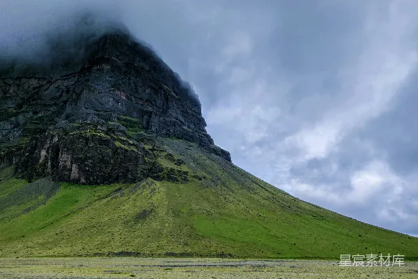 高清摄影 绿色与黑色山峦的风景摄影
