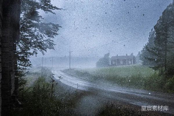 高清摄影 雨天中一条路上的一座房子