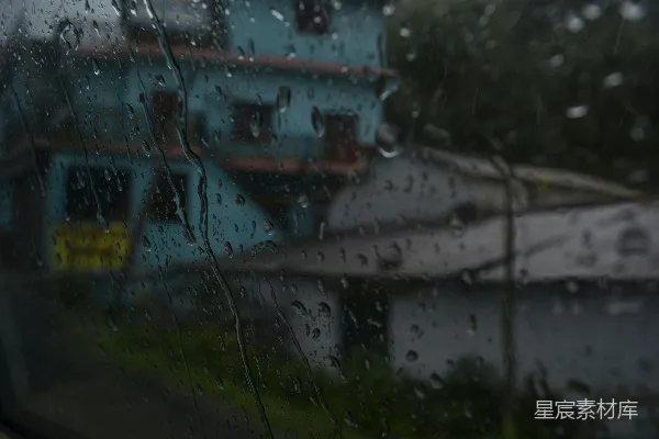 高清摄影 透过雨帘看的一栋房子的景象