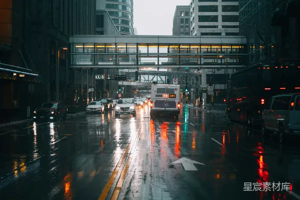 高清摄影 路上的汽车靠近建筑物
