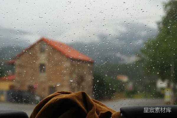 高清摄影 透过蒙上雨的窗户看的一幢房子