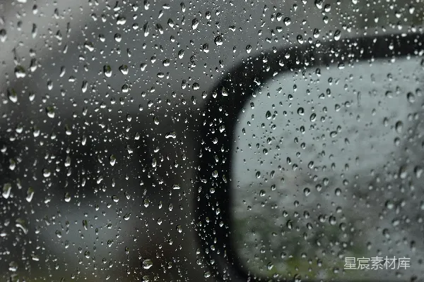高清摄影 汽车侧面的镜子上有雨滴