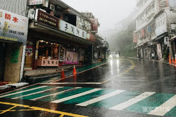 高清摄影 路面上白天行驶的车辆附近有建筑物