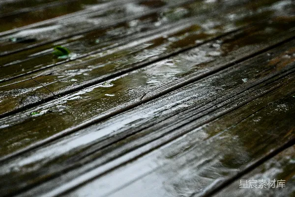 高清摄影 木凳在雨中的特写