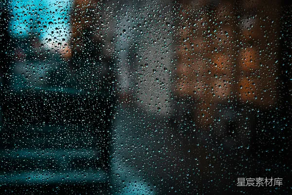 高清摄影 窗户上挂着雨水珠。