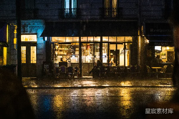 高清摄影 坐在商店外的椅子上的一个人
