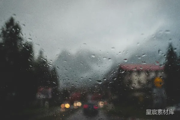 高清摄影 雨天路面上的一辆黑色汽车