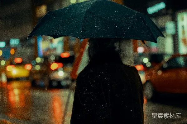 高清摄影 黑色风衣的男子手持雨伞