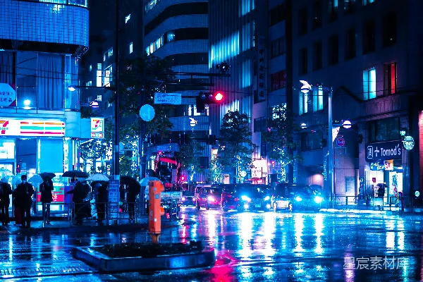 高清摄影 夜晚城市街道上人们正在过马路