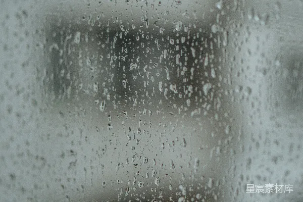 高清摄影 窗户上的一处特写镜头，上面有雨水drop。