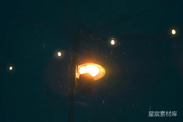 高清摄影 夜晚街道上的黑光亮起。
