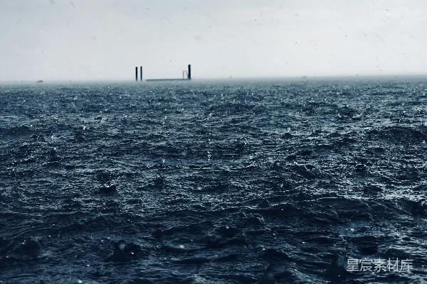 高清摄影 白色天空下的蓝色水域