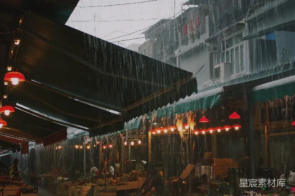 高清摄影 市场里的人们在不同商品展示期间因雨季而聚集。