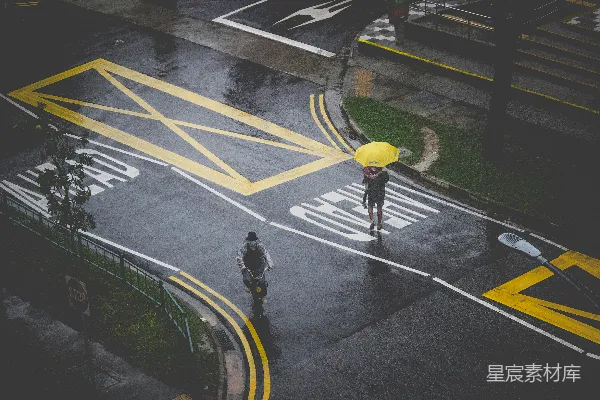 高清摄影 黑色夹克和黄色裤子的人在白天步行于人行道上
