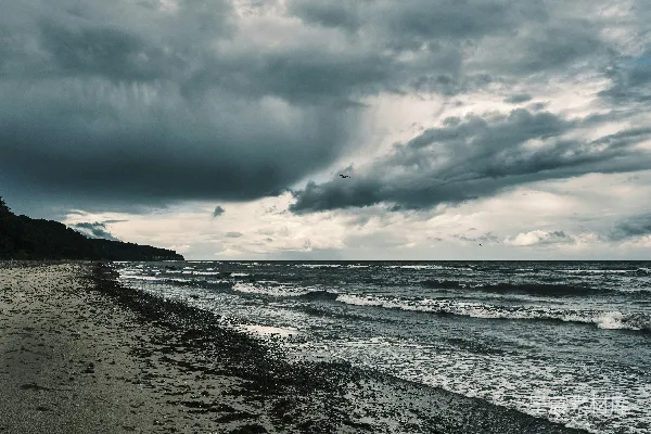 高清摄影 海滩上一个阴沉的天气，海浪涌来。