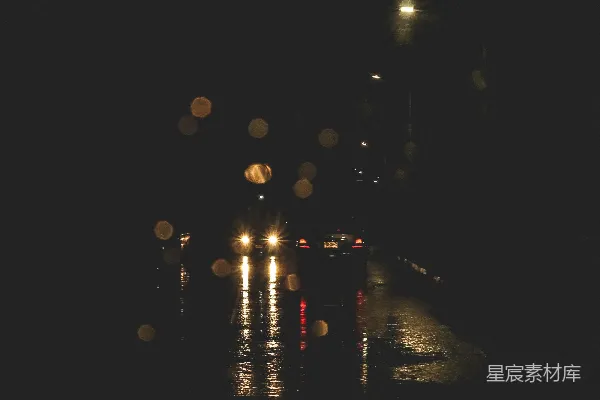 高清摄影 夜晚城市街道上的灯光反射在湿滑的沥青路面上