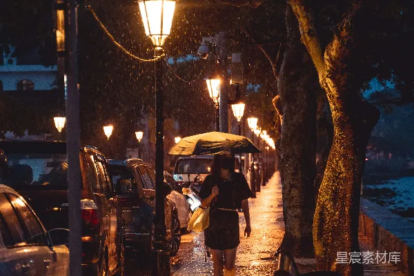 高清摄影 一个女人走在人行道上拿着雨伞