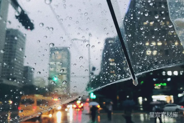 高清摄影 雨天路人在行走