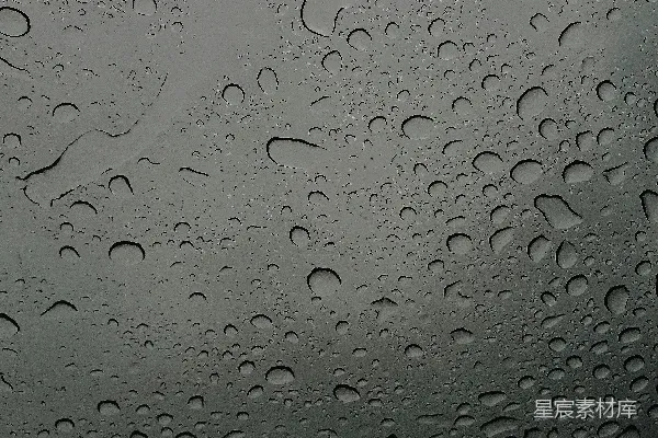 高清摄影 一扇被雨水打湿的窗户上有很多水滴。
