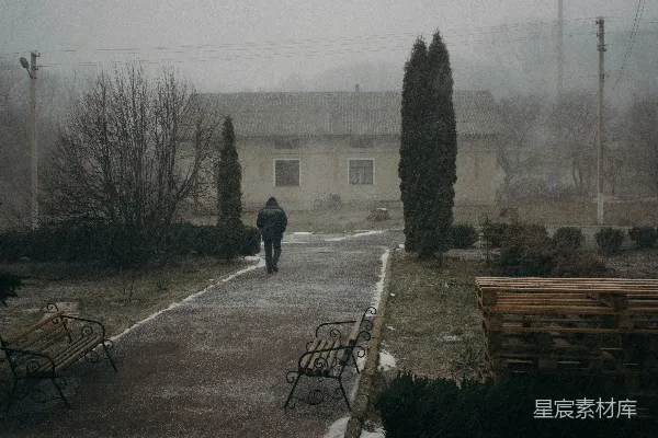 高清摄影 一个人在雨中走在小路上