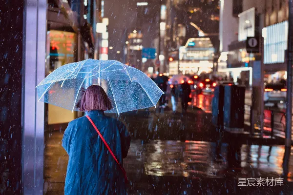 高清摄影 一个人在雨中打着伞行走。