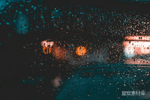 高清摄影 透过蒙上雨水的窗户看的一条街道