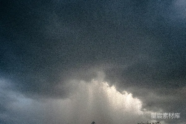 高清摄影 天空中一个巨大的暴风雨云笼罩在一片田野上。