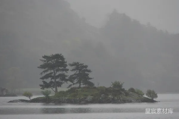高清摄影 岛周围环绕着一片片绿树