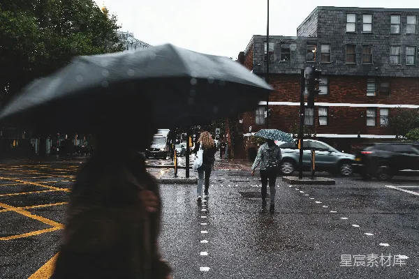 高清摄影 一位妇女走在街上拿着雨伞