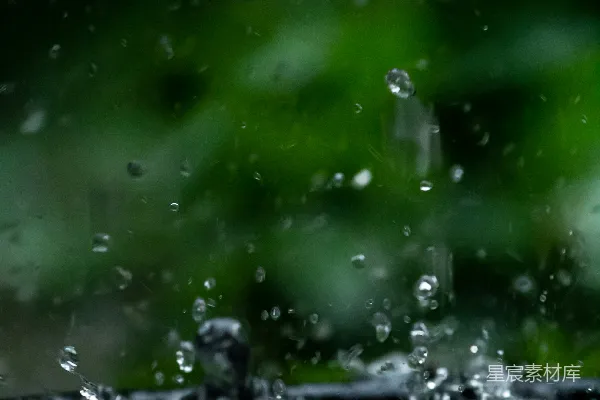 高清摄影 窗户上的一处特写，可以看到上面有水珠。