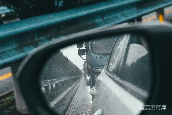 高清摄影 黑色汽车的侧镜显示黑色汽车