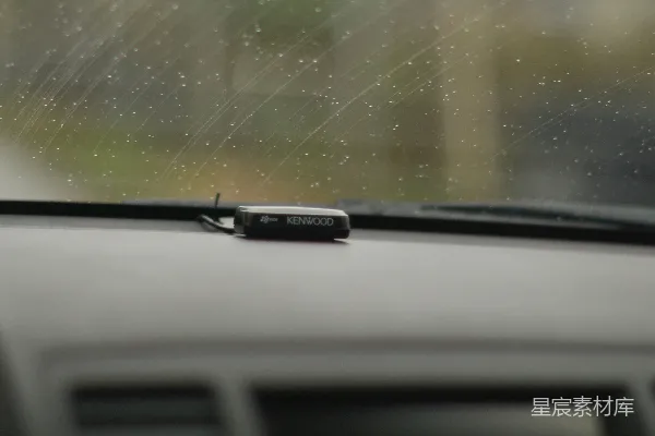 高清摄影 一张特写镜头下的汽车仪表盘，雨滴从上方落下。