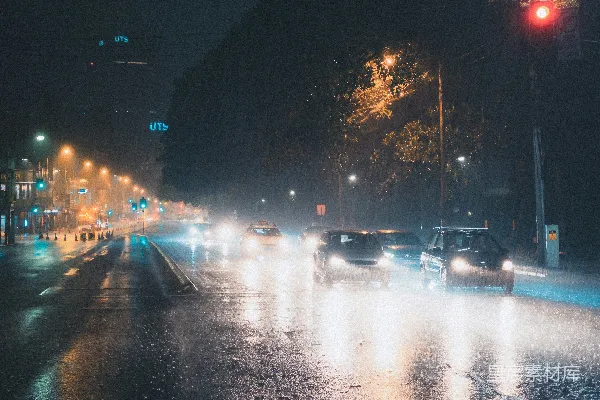 高清摄影 夜晚的城市街道，交通灯亮起。