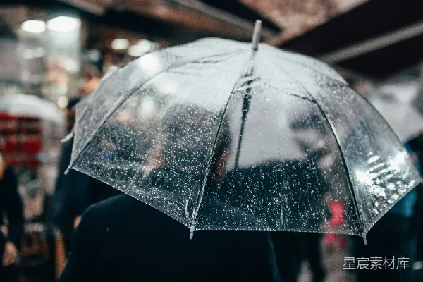 高清摄影 雨中撑伞的人