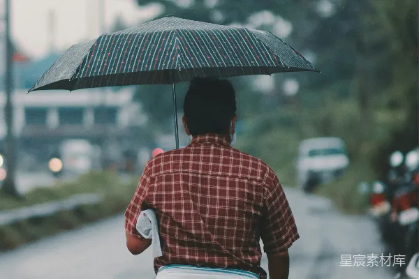 高清摄影 带着伞走路的人