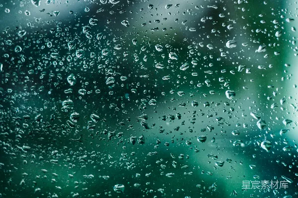高清摄影 一个窗户的特写镜头，上面挂着雨滴。