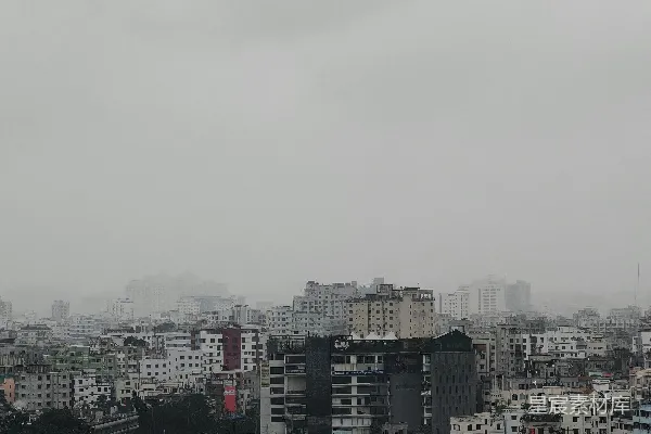 高清摄影 城景笼罩在阴沉的天空和雾气之中。