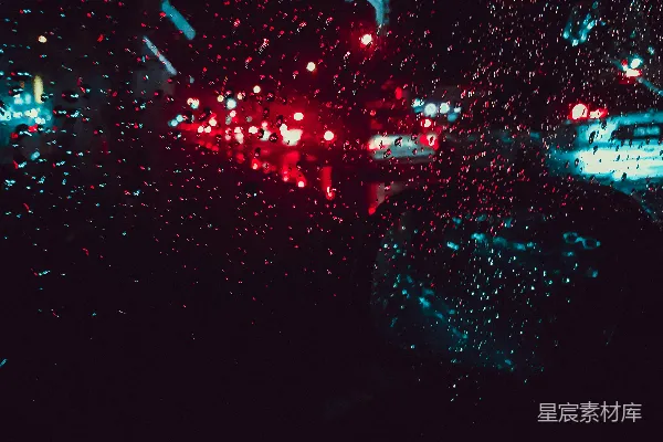 高清摄影 夜间行车时，红色轿车的尾灯亮起。