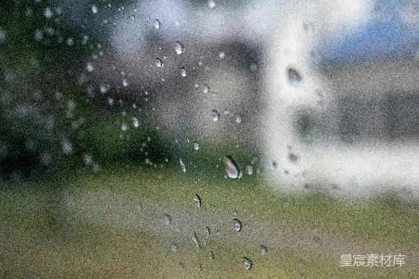 高清摄影 背景中有房屋的窗户上滴落着雨滴